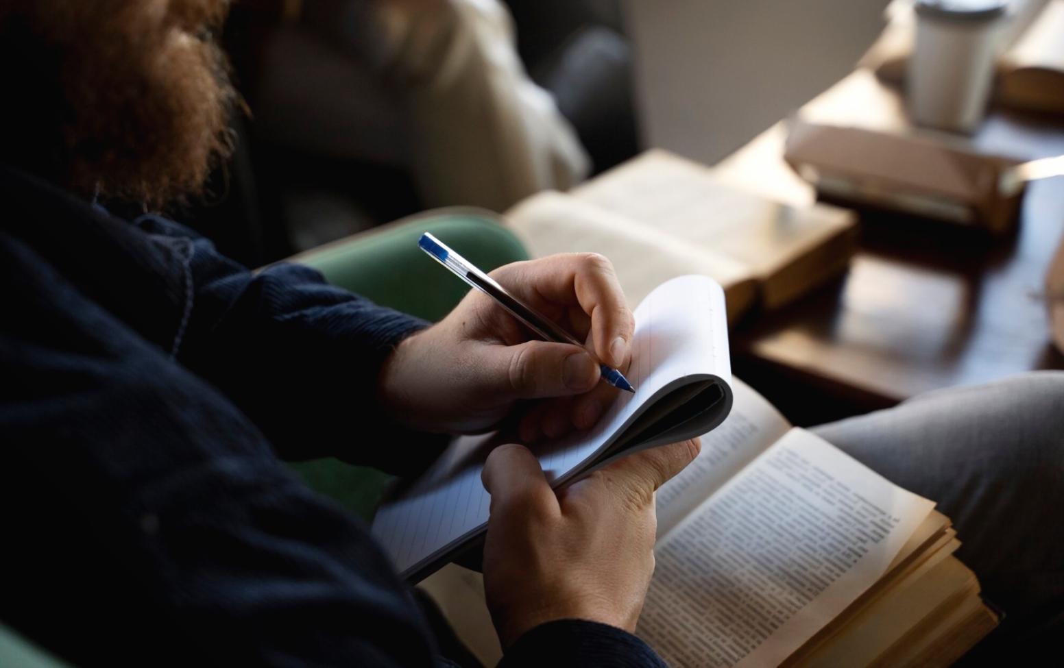 Moderner Arbeitsplatz mit Finanzunterlagen und digitalen Tools