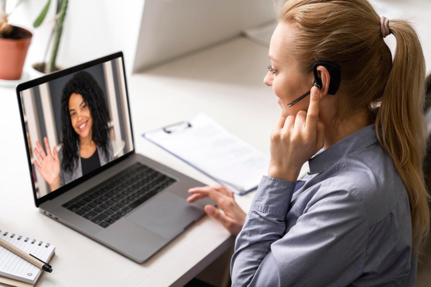 Beratungsgespräch zwischen Finanzexperten und Kunden